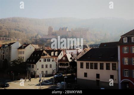 Nebliger Morgen in Heidelberg, im Hintergrund das Heidelberger Schloss. Deutschland. Stockfoto