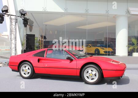Neuer offizieller Ferrari-Händler-Showroom in Dubai, Vereinigte Arabische Emirate. Die maßgeschneiderte Anlage ist eine der größten Ferrari-Ausstellungsräume der Welt. Stockfoto