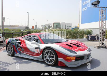 Neuer offizieller Ferrari-Händler-Showroom in Dubai, Vereinigte Arabische Emirate. Die maßgeschneiderte Anlage ist eine der größten Ferrari-Ausstellungsräume der Welt. Stockfoto