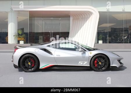 Neuer offizieller Ferrari-Händler-Showroom in Dubai, Vereinigte Arabische Emirate. Die maßgeschneiderte Anlage ist eine der größten Ferrari-Ausstellungsräume der Welt. Stockfoto