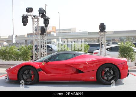 Neuer offizieller Ferrari-Händler-Showroom in Dubai, Vereinigte Arabische Emirate. Die maßgeschneiderte Anlage ist eine der größten Ferrari-Ausstellungsräume der Welt. Stockfoto