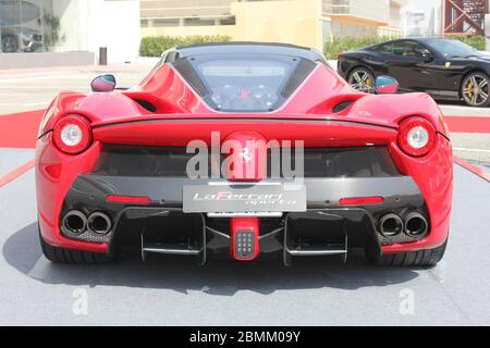 Neuer offizieller Ferrari-Händler-Showroom in Dubai, Vereinigte Arabische Emirate. Die maßgeschneiderte Anlage ist eine der größten Ferrari-Ausstellungsräume der Welt. Stockfoto