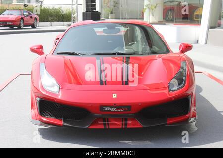Neuer offizieller Ferrari-Händler-Showroom in Dubai, Vereinigte Arabische Emirate. Die maßgeschneiderte Anlage ist eine der größten Ferrari-Ausstellungsräume der Welt. Stockfoto