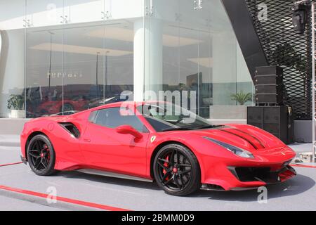 Neuer offizieller Ferrari-Händler-Showroom in Dubai, Vereinigte Arabische Emirate. Die maßgeschneiderte Anlage ist eine der größten Ferrari-Ausstellungsräume der Welt. Stockfoto