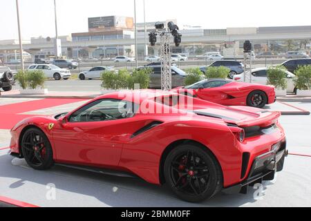 Neuer offizieller Ferrari-Händler-Showroom in Dubai, Vereinigte Arabische Emirate. Die maßgeschneiderte Anlage ist eine der größten Ferrari-Ausstellungsräume der Welt. Stockfoto