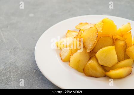 Patatas Bravas traditionelle spanische Kartoffeln snack Tapas Stockfoto