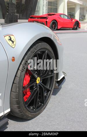 Neuer offizieller Ferrari-Händler-Showroom in Dubai, Vereinigte Arabische Emirate. Die maßgeschneiderte Anlage ist eine der größten Ferrari-Ausstellungsräume der Welt. Stockfoto