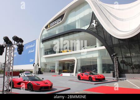 Neuer offizieller Ferrari-Händler-Showroom in Dubai, Vereinigte Arabische Emirate. Die maßgeschneiderte Anlage ist eine der größten Ferrari-Ausstellungsräume der Welt. Stockfoto