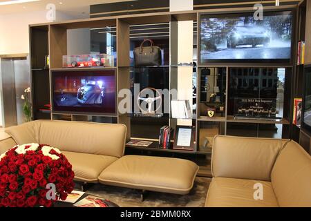 Neuer offizieller Ferrari-Händler-Showroom in Dubai, Vereinigte Arabische Emirate. Die maßgeschneiderte Anlage ist eine der größten Ferrari-Ausstellungsräume der Welt. Stockfoto