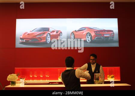 Neuer offizieller Ferrari-Händler-Showroom in Dubai, Vereinigte Arabische Emirate. Die maßgeschneiderte Anlage ist eine der größten Ferrari-Ausstellungsräume der Welt. Stockfoto