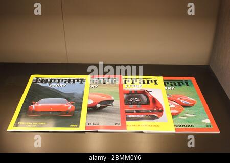 Neuer offizieller Ferrari-Händler-Showroom in Dubai, Vereinigte Arabische Emirate. Die maßgeschneiderte Anlage ist eine der größten Ferrari-Ausstellungsräume der Welt. Stockfoto