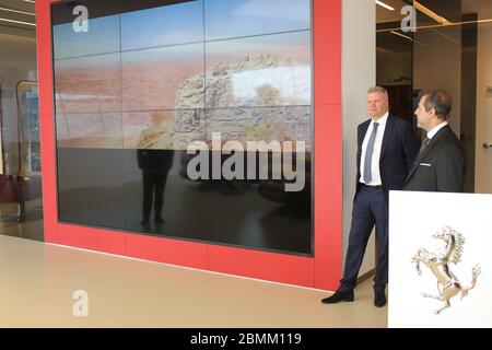 Neuer offizieller Ferrari-Händler-Showroom in Dubai, Vereinigte Arabische Emirate. Die maßgeschneiderte Anlage ist eine der größten Ferrari-Ausstellungsräume der Welt. Stockfoto
