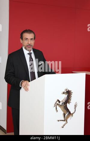 Neuer offizieller Ferrari-Händler-Showroom in Dubai, Vereinigte Arabische Emirate. Die maßgeschneiderte Anlage ist eine der größten Ferrari-Ausstellungsräume der Welt. Stockfoto