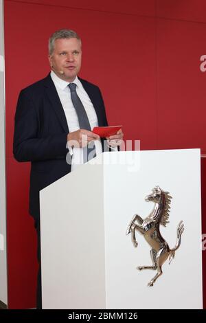 Neuer offizieller Ferrari-Händler-Showroom in Dubai, Vereinigte Arabische Emirate. Die maßgeschneiderte Anlage ist eine der größten Ferrari-Ausstellungsräume der Welt. Stockfoto