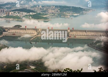 Zigui. Mai 2020. Luftaufnahme vom 10. Mai 2020 zeigt eine Ansicht des drei-Schluchten-Staudamms am frühen Morgen nach einem Regen in der zentralen chinesischen Provinz Hubei. Kredit: Zheng Jiayu/Xinhua/Alamy Live News Stockfoto