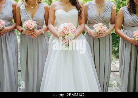 Braut hält Blumenstrauß aus nächster Nähe Stockfoto