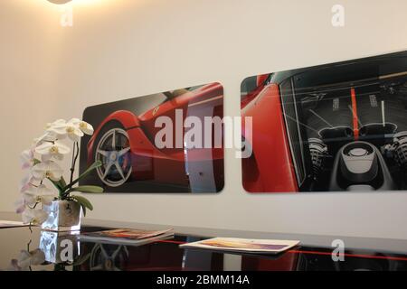Neuer offizieller Ferrari-Händler-Showroom in Dubai, Vereinigte Arabische Emirate. Die maßgeschneiderte Anlage ist eine der größten Ferrari-Ausstellungsräume der Welt. Stockfoto