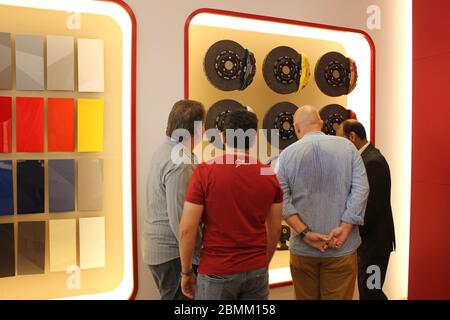 Neuer offizieller Ferrari-Händler-Showroom in Dubai, Vereinigte Arabische Emirate. Die maßgeschneiderte Anlage ist eine der größten Ferrari-Ausstellungsräume der Welt. Stockfoto
