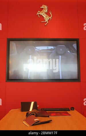 Neuer offizieller Ferrari-Händler-Showroom in Dubai, Vereinigte Arabische Emirate. Die maßgeschneiderte Anlage ist eine der größten Ferrari-Ausstellungsräume der Welt. Stockfoto