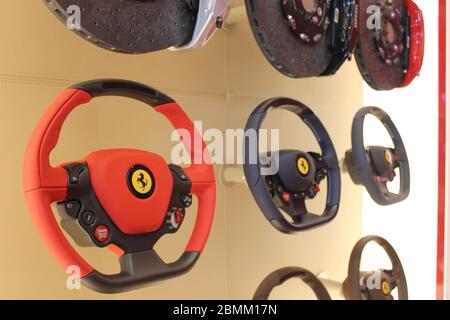 Neuer offizieller Ferrari-Händler-Showroom in Dubai, Vereinigte Arabische Emirate. Die maßgeschneiderte Anlage ist eine der größten Ferrari-Ausstellungsräume der Welt. Stockfoto