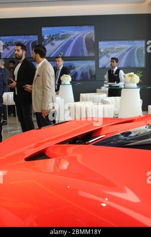 Neuer offizieller Ferrari-Händler-Showroom in Dubai, Vereinigte Arabische Emirate. Die maßgeschneiderte Anlage ist eine der größten Ferrari-Ausstellungsräume der Welt. Stockfoto