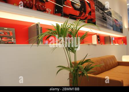 Neuer offizieller Ferrari-Händler-Showroom in Dubai, Vereinigte Arabische Emirate. Die maßgeschneiderte Anlage ist eine der größten Ferrari-Ausstellungsräume der Welt. Stockfoto