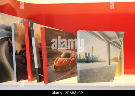 Neuer offizieller Ferrari-Händler-Showroom in Dubai, Vereinigte Arabische Emirate. Die maßgeschneiderte Anlage ist eine der größten Ferrari-Ausstellungsräume der Welt. Stockfoto