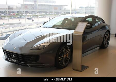 Neuer offizieller Ferrari-Händler-Showroom in Dubai, Vereinigte Arabische Emirate. Die maßgeschneiderte Anlage ist eine der größten Ferrari-Ausstellungsräume der Welt. Stockfoto