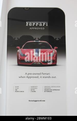 Neuer offizieller Ferrari-Händler-Showroom in Dubai, Vereinigte Arabische Emirate. Die maßgeschneiderte Anlage ist eine der größten Ferrari-Ausstellungsräume der Welt. Stockfoto