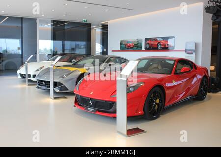 Neuer offizieller Ferrari-Händler-Showroom in Dubai, Vereinigte Arabische Emirate. Die maßgeschneiderte Anlage ist eine der größten Ferrari-Ausstellungsräume der Welt. Stockfoto