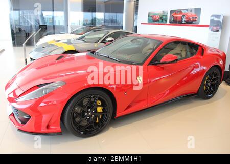 Neuer offizieller Ferrari-Händler-Showroom in Dubai, Vereinigte Arabische Emirate. Die maßgeschneiderte Anlage ist eine der größten Ferrari-Ausstellungsräume der Welt. Stockfoto