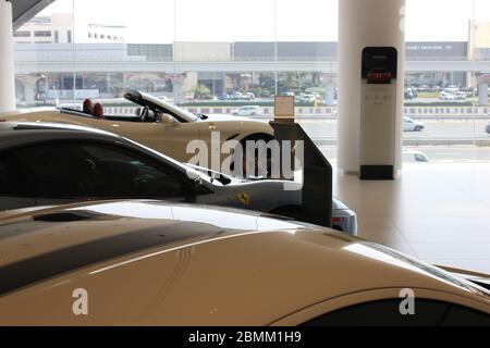 Neuer offizieller Ferrari-Händler-Showroom in Dubai, Vereinigte Arabische Emirate. Die maßgeschneiderte Anlage ist eine der größten Ferrari-Ausstellungsräume der Welt. Stockfoto
