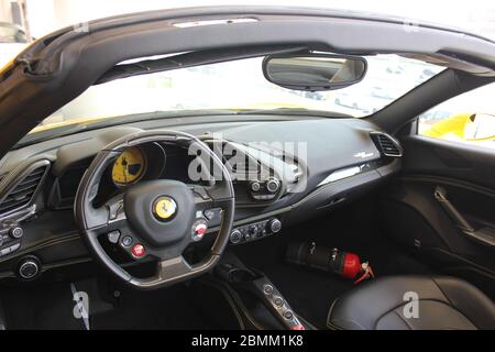 Neuer offizieller Ferrari-Händler-Showroom in Dubai, Vereinigte Arabische Emirate. Die maßgeschneiderte Anlage ist eine der größten Ferrari-Ausstellungsräume der Welt. Stockfoto