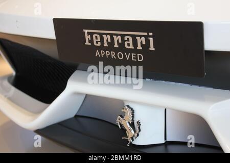 Neuer offizieller Ferrari-Händler-Showroom in Dubai, Vereinigte Arabische Emirate. Die maßgeschneiderte Anlage ist eine der größten Ferrari-Ausstellungsräume der Welt. Stockfoto