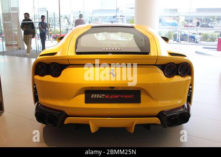 Neuer offizieller Ferrari-Händler-Showroom in Dubai, Vereinigte Arabische Emirate. Die maßgeschneiderte Anlage ist eine der größten Ferrari-Ausstellungsräume der Welt. Stockfoto