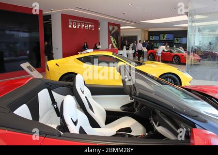 Neuer offizieller Ferrari-Händler-Showroom in Dubai, Vereinigte Arabische Emirate. Die maßgeschneiderte Anlage ist eine der größten Ferrari-Ausstellungsräume der Welt. Stockfoto