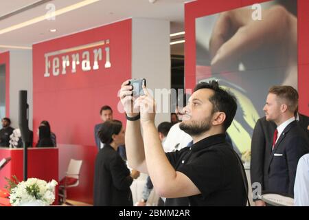 Neuer offizieller Ferrari-Händler-Showroom in Dubai, Vereinigte Arabische Emirate. Die maßgeschneiderte Anlage ist eine der größten Ferrari-Ausstellungsräume der Welt. Stockfoto