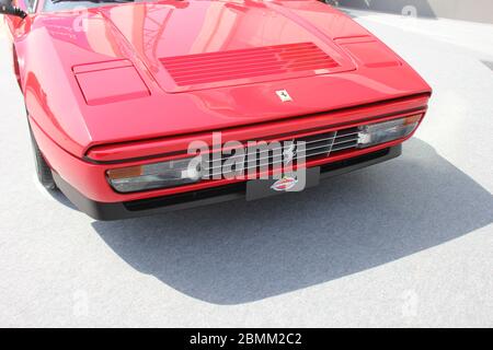 Neuer offizieller Ferrari-Händler-Showroom in Dubai, Vereinigte Arabische Emirate. Die maßgeschneiderte Anlage ist eine der größten Ferrari-Ausstellungsräume der Welt. Stockfoto