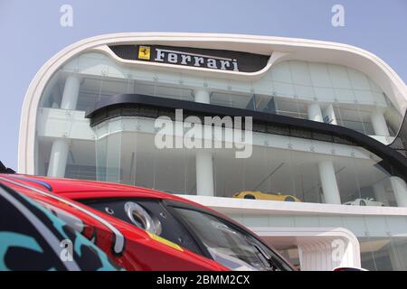 Neuer offizieller Ferrari-Händler-Showroom in Dubai, Vereinigte Arabische Emirate. Die maßgeschneiderte Anlage ist eine der größten Ferrari-Ausstellungsräume der Welt. Stockfoto