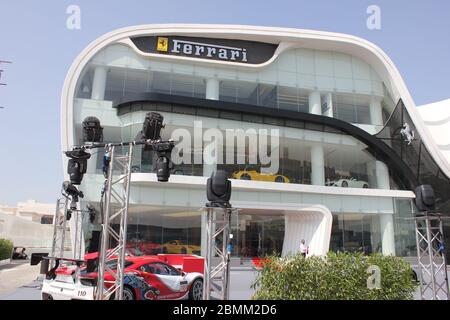 Neuer offizieller Ferrari-Händler-Showroom in Dubai, Vereinigte Arabische Emirate. Die maßgeschneiderte Anlage ist eine der größten Ferrari-Ausstellungsräume der Welt. Stockfoto