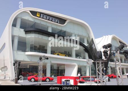 Neuer offizieller Ferrari-Händler-Showroom in Dubai, Vereinigte Arabische Emirate. Die maßgeschneiderte Anlage ist eine der größten Ferrari-Ausstellungsräume der Welt. Stockfoto