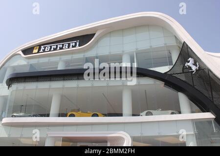 Neuer offizieller Ferrari-Händler-Showroom in Dubai, Vereinigte Arabische Emirate. Die maßgeschneiderte Anlage ist eine der größten Ferrari-Ausstellungsräume der Welt. Stockfoto