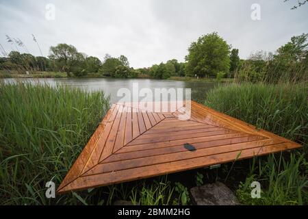 Steg zum Wasser in einem öffentlichen Park an einem regnerischen Tag Stockfoto