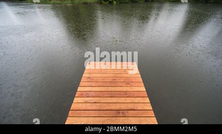 Steg zum Wasser in einem öffentlichen Park an einem regnerischen Tag Stockfoto