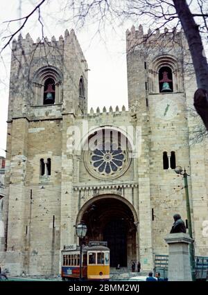 Straßenbahn, die an der Kathedrale, Alfama, 03. Februar 1982, Lissabon, Portugal, vorbeiführt Stockfoto