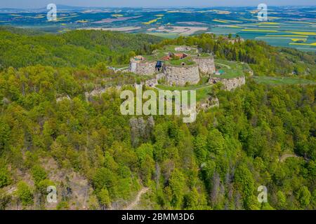 Srebrna Gora Festung mit schönem Panorama der Sudety Berge aus der Luft. Polen. Stockfoto