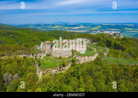 Srebrna Gora Festung mit schönem Panorama der Sudety Berge aus der Luft. Polen. Stockfoto