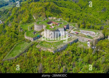 Srebrna Gora Festung mit schönem Panorama der Sudety Berge aus der Luft. Polen. Stockfoto