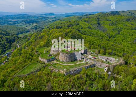 Srebrna Gora Festung mit schönem Panorama der Sudety Berge aus der Luft. Polen. Stockfoto