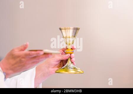 In der Kirche wird Wein zum Blut christi, und die Hostie wird zum Leib christi Stockfoto